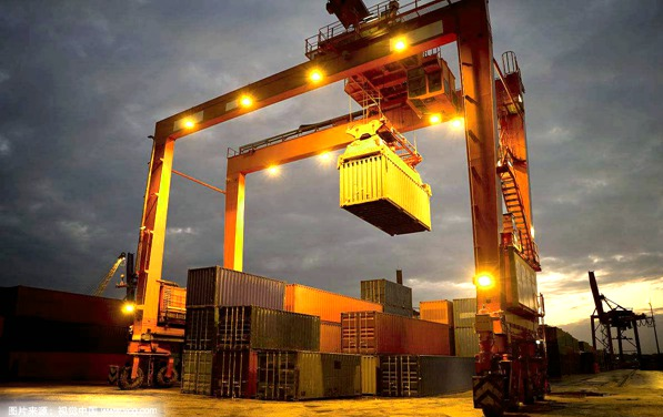 龍門吊吊裝集裝箱現場