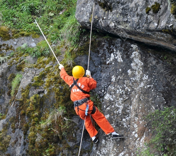 山區景點的“拾荒人”