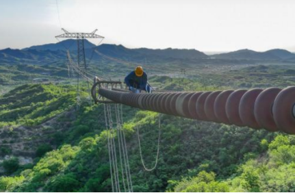 電力工人百米高空檢修線路
